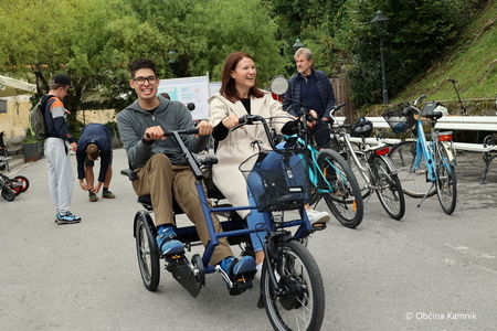 PARK(irišče) Veronika danes postaja igrišče, plesni oder in kolesarski servis (6)